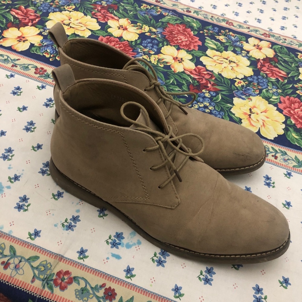 Tan/sand chukka boots